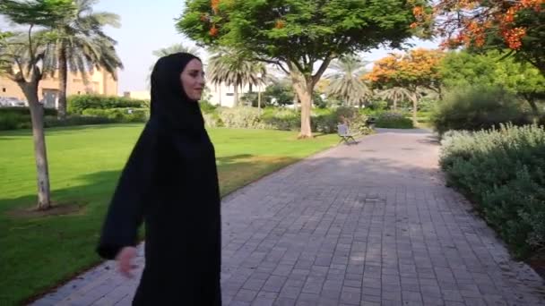 Mujer Árabe Sonriente Disfrutando Del Paseo Mañana Parque Barsha Dubai — Vídeos de Stock