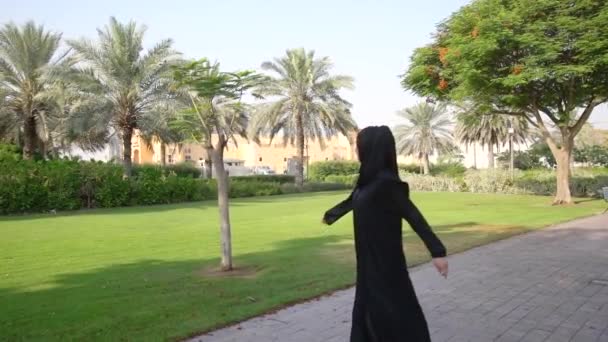 ドバイ アラブ首長国連邦のバルシャ公園でモルニグウォークを楽しむ笑顔のアラブ人女性 — ストック動画