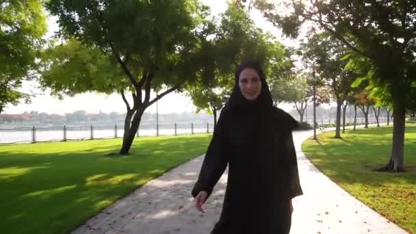 Mujer Árabe Sonriente Disfrutando Del Paseo Mañana Parque Barsha Dubai — Vídeo de stock