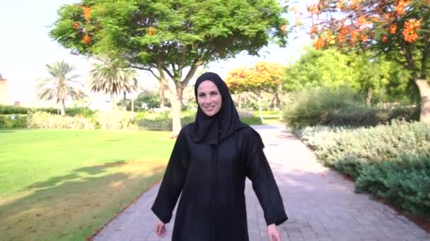 Mulher Árabe Sorridente Desfrutando Caminhada Mornig Parque Barsha Dubai Emirados — Vídeo de Stock