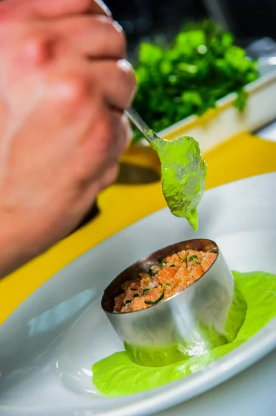 Salmone sashimi insalata piccante cottura da chef nel ristorante  . — Foto Stock