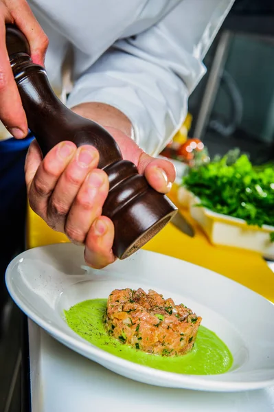 Лосось сашими пряный салат приготовления шеф-поваром в ресторане  . — стоковое фото