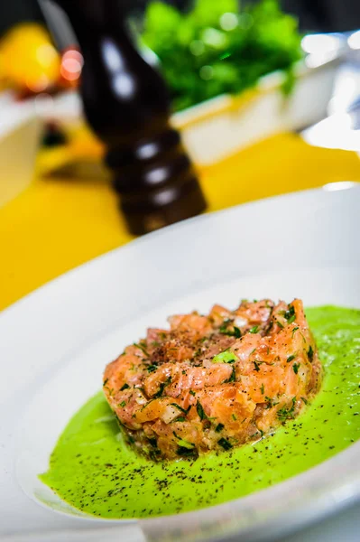 Salmone sashimi insalata piccante cottura da chef nel ristorante  . — Foto Stock