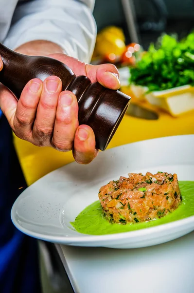 Лосось сашими пряный салат приготовления шеф-поваром в ресторане  . — стоковое фото