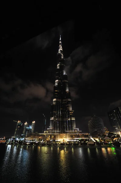 Dubai, Emirados Árabes Unidos -MAI 11, 2019 Hiperlapso temporal da torre do arranha-céu Burj Khalifa. O edifício mais alto do mundo. Filmado à noite com fonte na frente. EAU — Fotografia de Stock