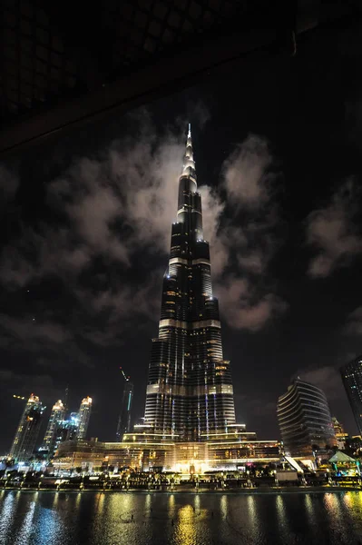 迪拜，阿拉伯联合酋长国 - 2019年5月11日，哈利法塔摩天大楼的延时超移。世界上最高的建筑。拍摄在夜间与喷泉在前面。阿联酋 — 图库照片