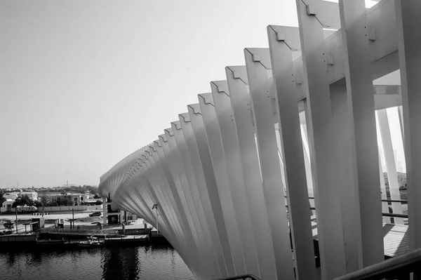 Dubai Bae Nisan 2020 Dubai Deresinden Geçen Modern Çarpık Köprünün — Stok fotoğraf
