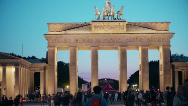 Βερολίνο, Γερμανία - 30 Απριλίου 2018. Η πύλη του Βρανδεμβούργου, το βράδυ — Αρχείο Βίντεο