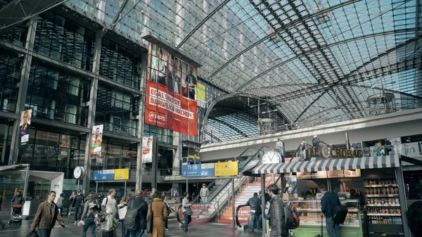 BERLIN, GERMANY - KAN 1, 2018. Hauptbahnhof eller hovedjernbanestasjonens indre – stockfoto