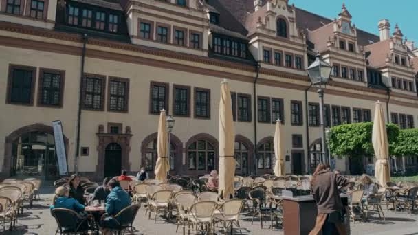 Λειψία, Γερμανία - 1 Μαΐου 2018. Cafe στην πλατεία Naschmarkt — Αρχείο Βίντεο