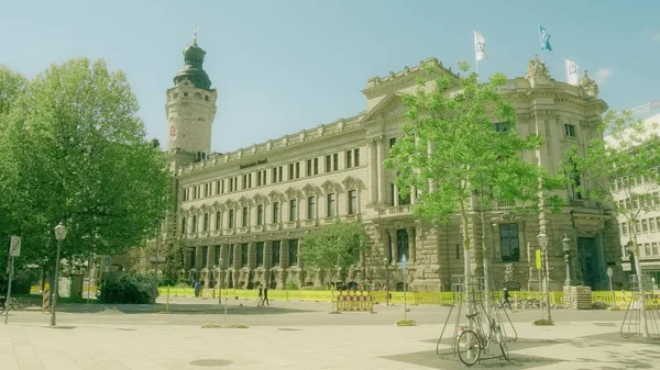 LEIPZIG, ALEMANIA - 1 DE MAYO DE 2018. Neues Rathaus o New Town Hall y la oficina del Deutsche Bank —  Fotos de Stock