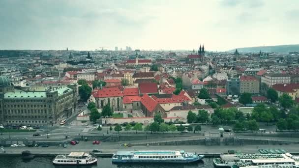 Prag, Tjeckien - 3 maj 2018. Flygfoto över staden och Vltava floden vallen — Stockvideo