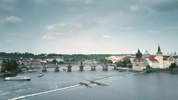 Flygfoto över Karlsbron och floden Moldau i Prag — Stockvideo