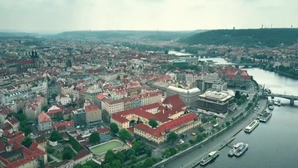 Foto aérea de la ciudad de Praga en la ribera del río Moldava, República Checa — Vídeo de stock