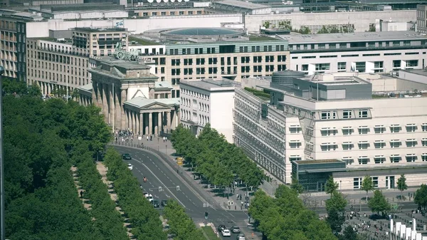 De Brandenburger Tor en de Ambassade van de Verenigde Staten in Berlijn, Duitsland — Stockfoto