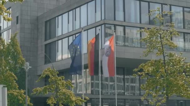 Banderas ondeantes de Alemania y la Unión Europea — Vídeos de Stock