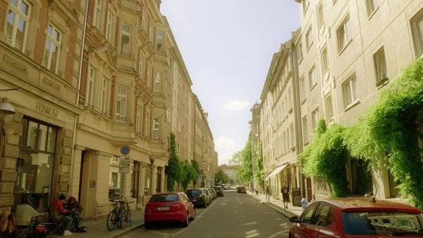 Λειψία, Γερμανία - 1 Μαΐου 2018. POV Περπατήστε τυπικό μικρό κέντρο οδός, Kolonnadenstrasse — Φωτογραφία Αρχείου