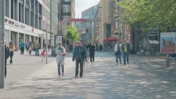 LEIPZIG, ALEMANIA - 1 DE MAYO DE 2018. POV caminar por la calle peatonal en el centro de la ciudad — Vídeo de stock