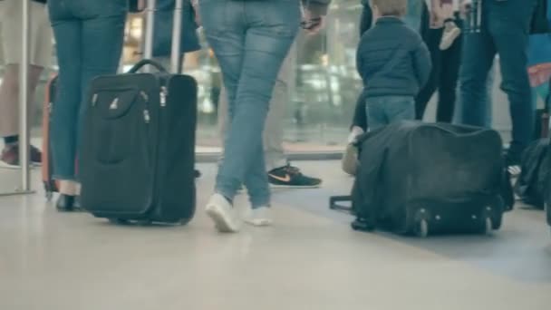 LEIPZIG, ALEMANIA - 1 DE MAYO DE 2018. Familias esperando el tren en la estación de tren — Vídeo de stock