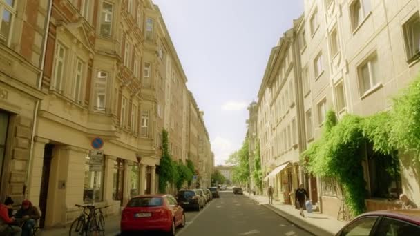 Λειψία, Γερμανία - 1 Μαΐου 2018. POV Περπατήστε τυπικό μικρό κέντρο οδός, Kolonnadenstrasse — Αρχείο Βίντεο