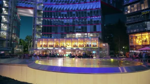 BERLINO, GERMANIA - 30 APRILE 2018 Interno illuminato Sony Center la sera — Video Stock