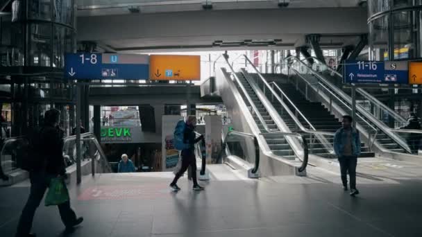 Berlín, Německo – 1. května 2018. Cestující na hlavním nádraží nebo hlavní nádraží — Stock video