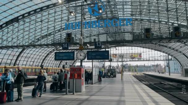 德国柏林-2018年5月1日。人民在城市主要火车站平台 — 图库视频影像