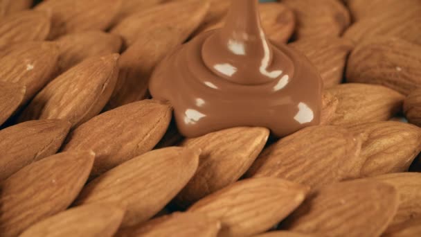 Положить расплавленный шоколад на сырой миндаль — стоковое видео