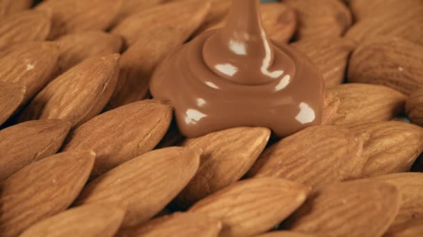 Poner chocolate derretido sobre almendras crudas — Vídeos de Stock