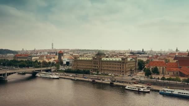 布拉格, 捷克共和国-2018年5月3日。从伏尔塔瓦河河看城市的鸟瞰图 — 图库视频影像