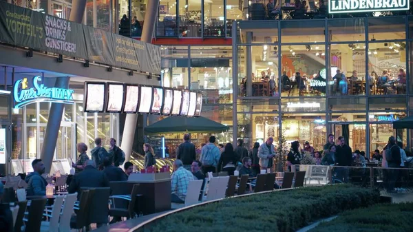 BERLÍN, ALEMANIA - 30 DE ABRIL DE 2018. Teatro de cine y restaurantes en Sony Center por la noche —  Fotos de Stock