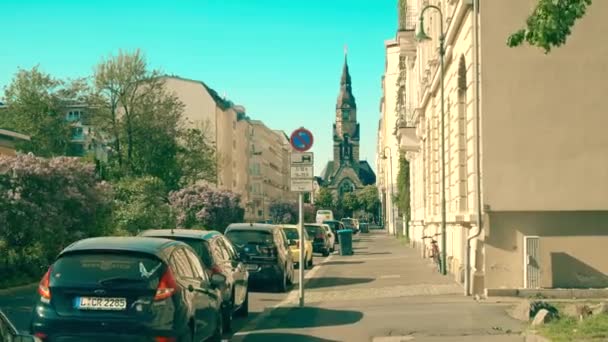 LEIPZIG, ALEMANHA - Maio 1, 2018. POV caminhar ao longo de uma pequena rua em um dia ensolarado — Vídeo de Stock