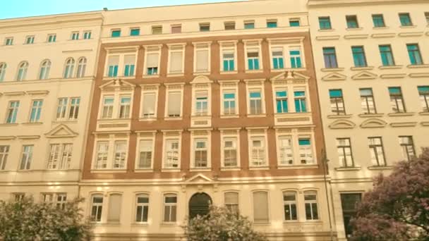 Κτίριο πρόσοψη και ανθισμένα λιλά στη Λειψία, Γερμανία — Αρχείο Βίντεο