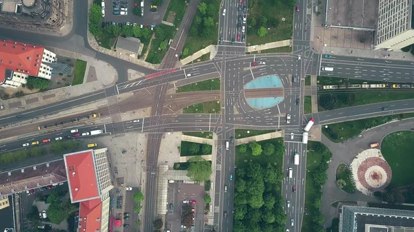 空中トップダウンのトラフィックの主要な都市の道路の交差点で — ストック写真