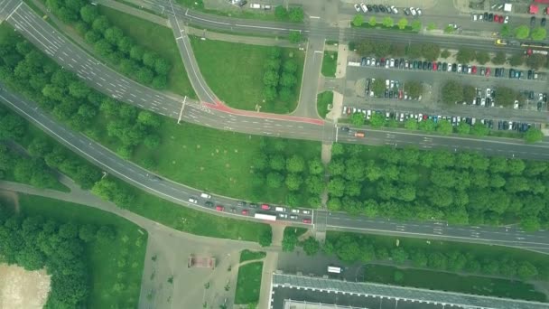 Luchtfoto top-down weergave van verkeer op de wegen van de Europese stad — Stockvideo