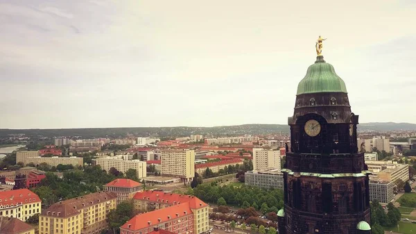 Luftaufnahme des Rathaus-Uhrenturms und des Stadtbildes auf Dresden, Deutschland — Stockfoto