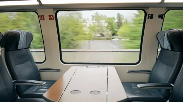 Hareket eden bir yüksek hızlı trenin birinci sınıf kompartımanda — Stok fotoğraf