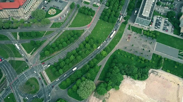 Vista aérea de arriba abajo del tráfico por carretera en Dresde, Alemania — Foto de Stock