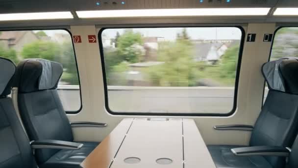 Vano di prima classe in un treno ad alta velocità in movimento — Video Stock