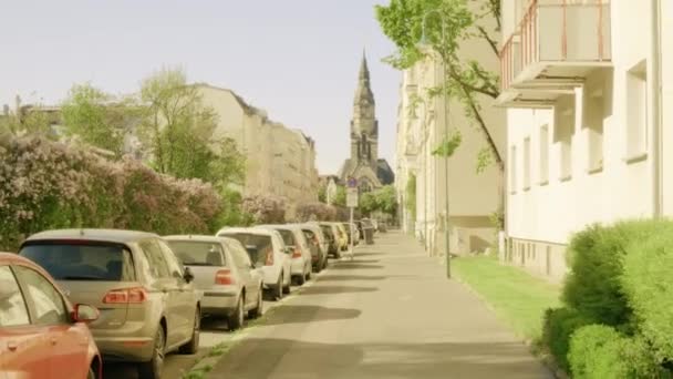 LEIPZIG, GERMANY - MAY 1, 2018. Small street on a sunny day — Stock Video