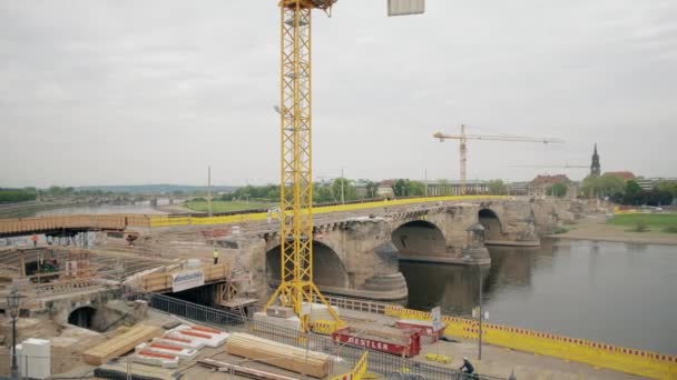 DRESDEN, GERMANIA - 2 MAGGIO 2018 Lavori storici di ristrutturazione del Ponte Augustusbrucke — Video Stock