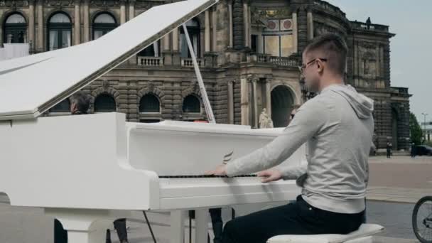 Dresden, Almanya - 2 Mayıs 2018. Oyun kuyruklu piyano şehrin tarihi merkezinde genç adam — Stok video