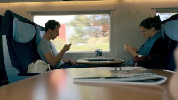 Drážďany, Německo - 2. května 2018. Mladý pár smartphonem při cestování vlakem — Stock video