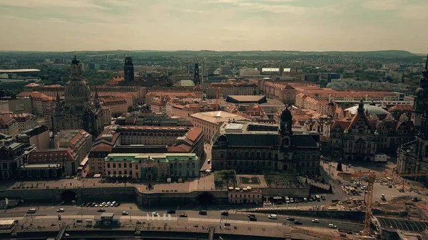 Antenn skott av historiska byggnader i Dresden centrum sett från floden Elbe — Stockfoto