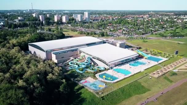 Poznan, Lengyelország - május 20, 2018. A légi felvétel a Termy Maltanskie aquapark — Stock videók