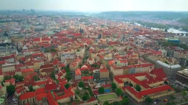 Letecký snímek střech Praha, Česká republika — Stock video