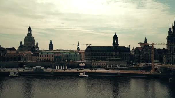 Fotografia aérea de edifícios históricos no centro de Dresden, vista do rio Elba — Vídeo de Stock