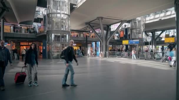 BERLÍN, ALEMANIA - 1 DE MAYO DE 2018. Pasajeros en la estación principal de tren — Vídeos de Stock