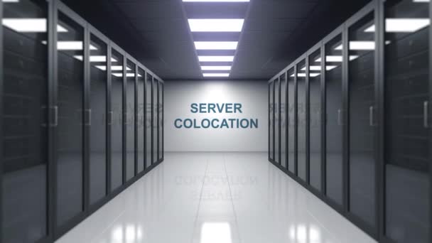 SERVER COLOCATION legenda na parede de uma sala de servidores. Animação 3D conceitual — Vídeo de Stock