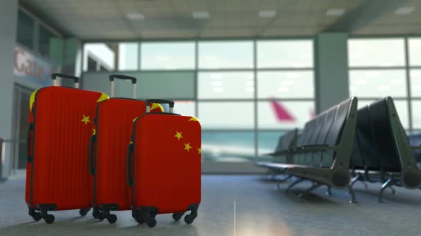 Путевые чемоданы с флагом Китая. Концептуальная анимация туризма Китая — стоковое видео